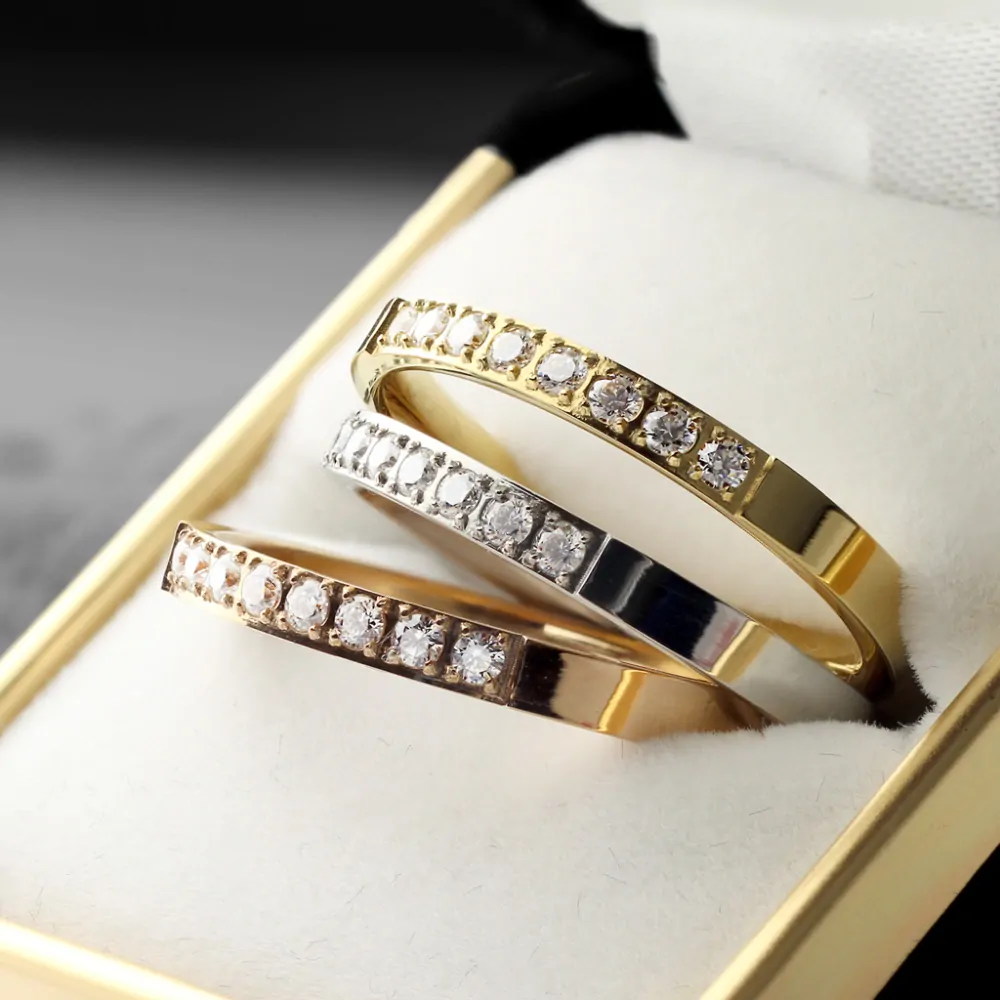 Prsteň z chirurgickej ocele so zirkónmi Mary strieborný